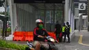 Petugas berjaga di depan pintu masuk menuju stasiun MRT Benhil, Jakarta, Selasa (29/4/2020). PT MRT Jakarta (Perseroda) menutup sementara layanan Stasiun Bendungan Hilir (Benhil) dan Stasiun Senayan sebagai bentuk dukungan penerapan pembatasan sosial berskala besar (PSBB). (Liputan6.com/Johan Tallo)