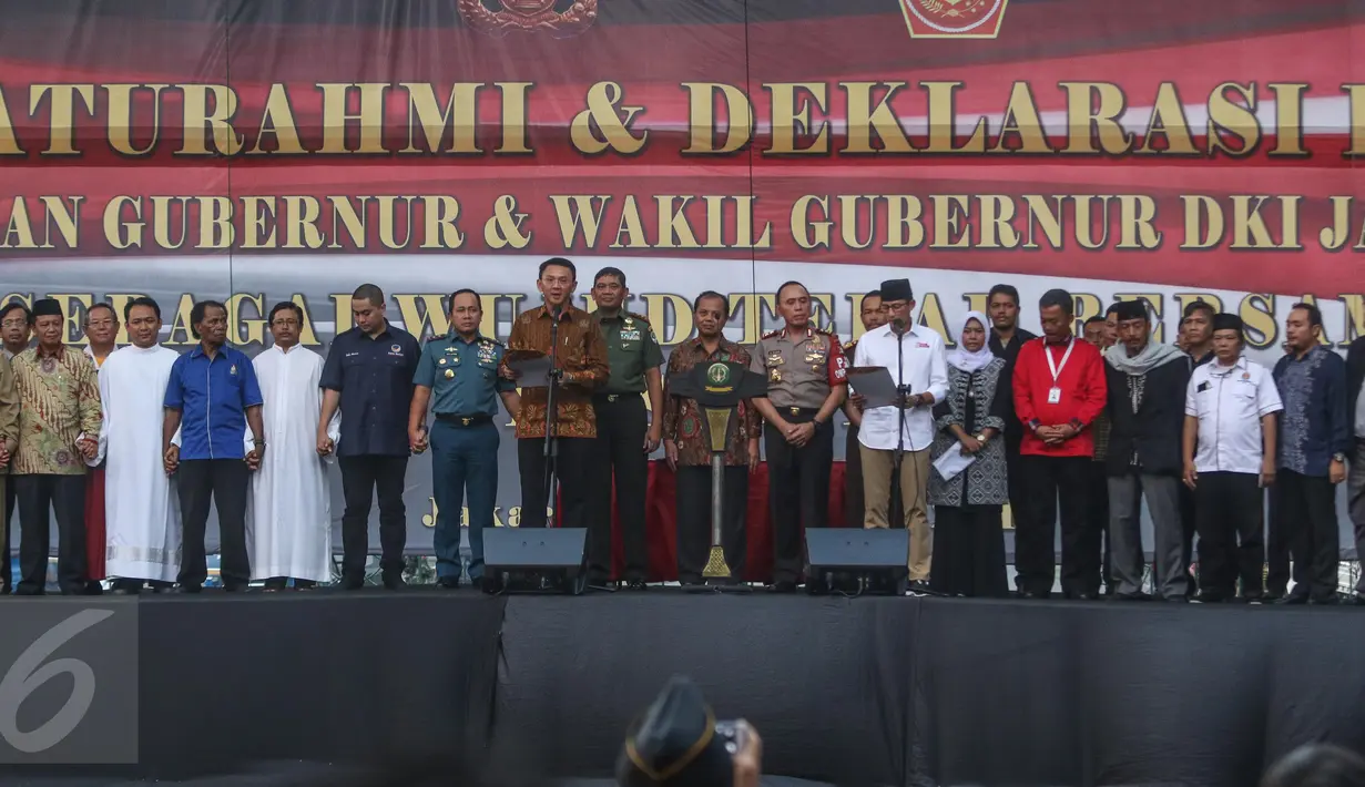 Gubernur DKI Jakarta Basuki Tjahaja Purnama dan  calon Wakil Gubernur DKI Jakarta Sandiaga Uno bersama  para pemuka agama dan perwakilan ormas saat deklarasi damai Pilgub DKI Jakarta putaran kedua di Jakarta, Senin (17/4). (Liputan6.com/Faizal Fanani)