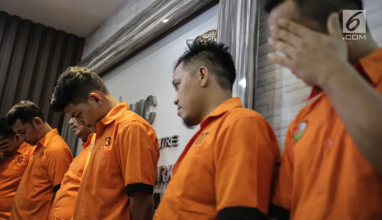 Para tersangka dihadirkan dalam  rilis pengungkapan kasus narkotika di Dit Resnarkoba Polda Metro Jaya, Rabu (13/3). Pengungkapan ini merupakan hasil pengembangan kasus narkotika dalam kemasan abon lele, asal Thailand. (Liputan6.com/Faizal Fanani)