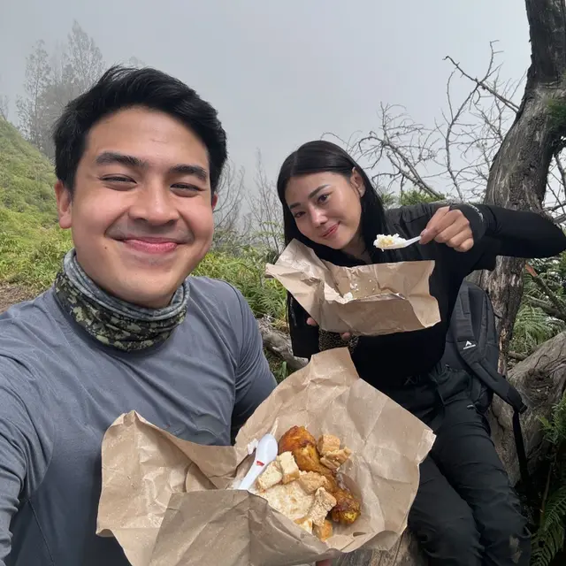 6 Potret Wendy Walters dan Jerome Polin Naik Gunung Merbabu, Sarapan Nasi Bungkus di Atas Awan