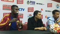 Rudolof Yanto Basna mengalami luka di hidung akibat duel keras melawan Arema FC. (Bola.com/Romi Syahputra)