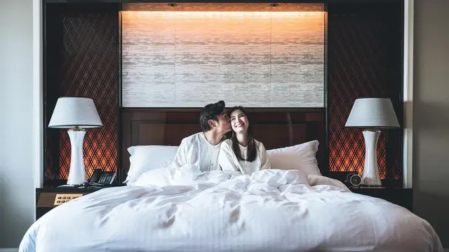 Umumkan Kehamilan Pertama, Ini 8 Potret Mesra Dion Wiyoko dan Istri