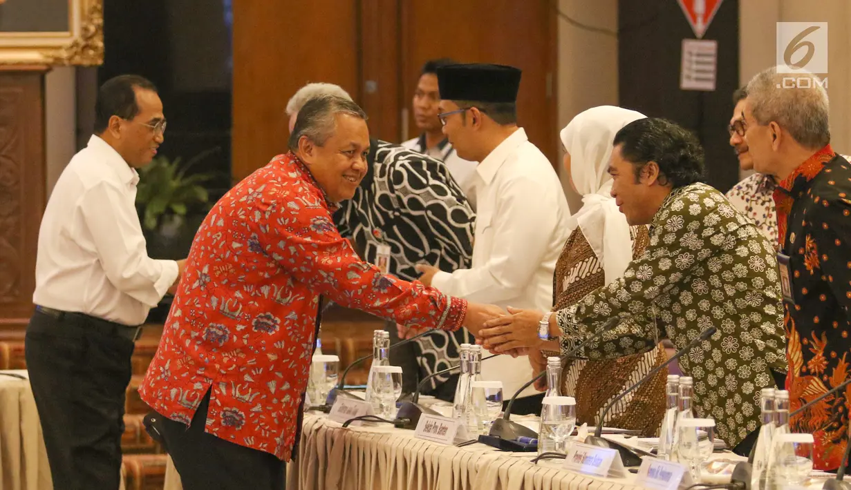 Gubernur Bank Indonesia Perry Warjio dan Menhub Budi Karya Sumadi bersalaman dengan kepala daerah saat akan mengikuti Rakor di Gedung BI, Jakarta, Rabu (4/9/2019). Rakor membahas Pengembangan Industri Manufaktur untuk meningkatkan pertumbuhan berkelanjutan. (Liputan6.com/Angga Yuniar)