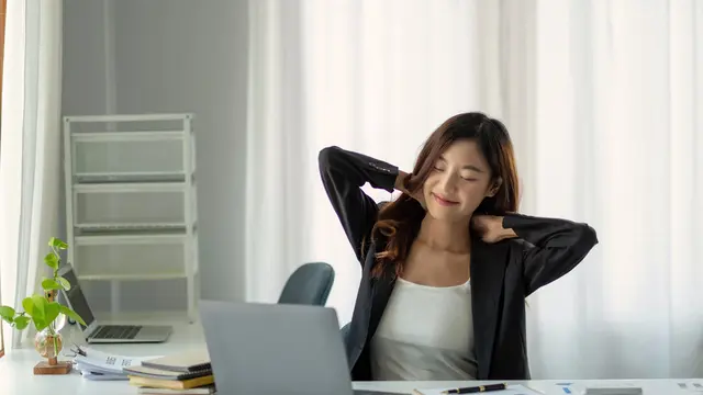 Laptopan Seharian Tanpa Sadar Bikin Cedera? Kenali RSI, Penyebab Tubuh Cepat Loyo Saat Bekerja