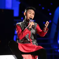 Selesai menyanyikan lagu India berjudul 'Muskurane' kontestan asal Gowa mendapatkan ciuman dari Inul Daratista. Ciuman tidak hanya pipi kanan kiri, tapi juga kening dan tangannya. (Adrian Putra/Bintang.com)