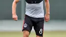 Gelandang LA Galaxy, Steven Gerrard mengontrol bola saat latihan di Stubhub Center, Los Angeles, Amerika Serikat (7/7/2015). Gerrard akan melakoni debut di laga pra musim kontra America 11 Juli mendatang. (REUTERS/Gary A. Vasquez-USA TODAY)