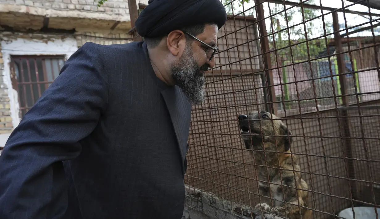 Hal ini membuatnya terlibat masalah dengan sesama ulama ketika muncul foto-foto yang menunjukkan dia merawat anjing sambil mengenakan jubah ulama. (AP Photo/Vahid Salemi)