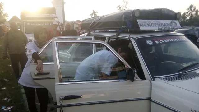 Bawa Misi Indonesia Aman, 8 Orang Mengembara Lintas Benua Pakai Mobil Tua. (Liputan6.com/Yandhi Deslatama)
