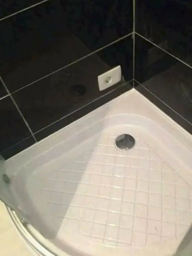 kamar mandi absurd