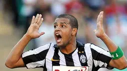 Reaksi gelandang Juventus asal Brasil Felipe Melo di laga lanjutan Serie A melawan Bari yang berlangsung di Stadio San Nicola, 29 Agustus 2010. AFP PHOTO / ANDREAS SOLARO 