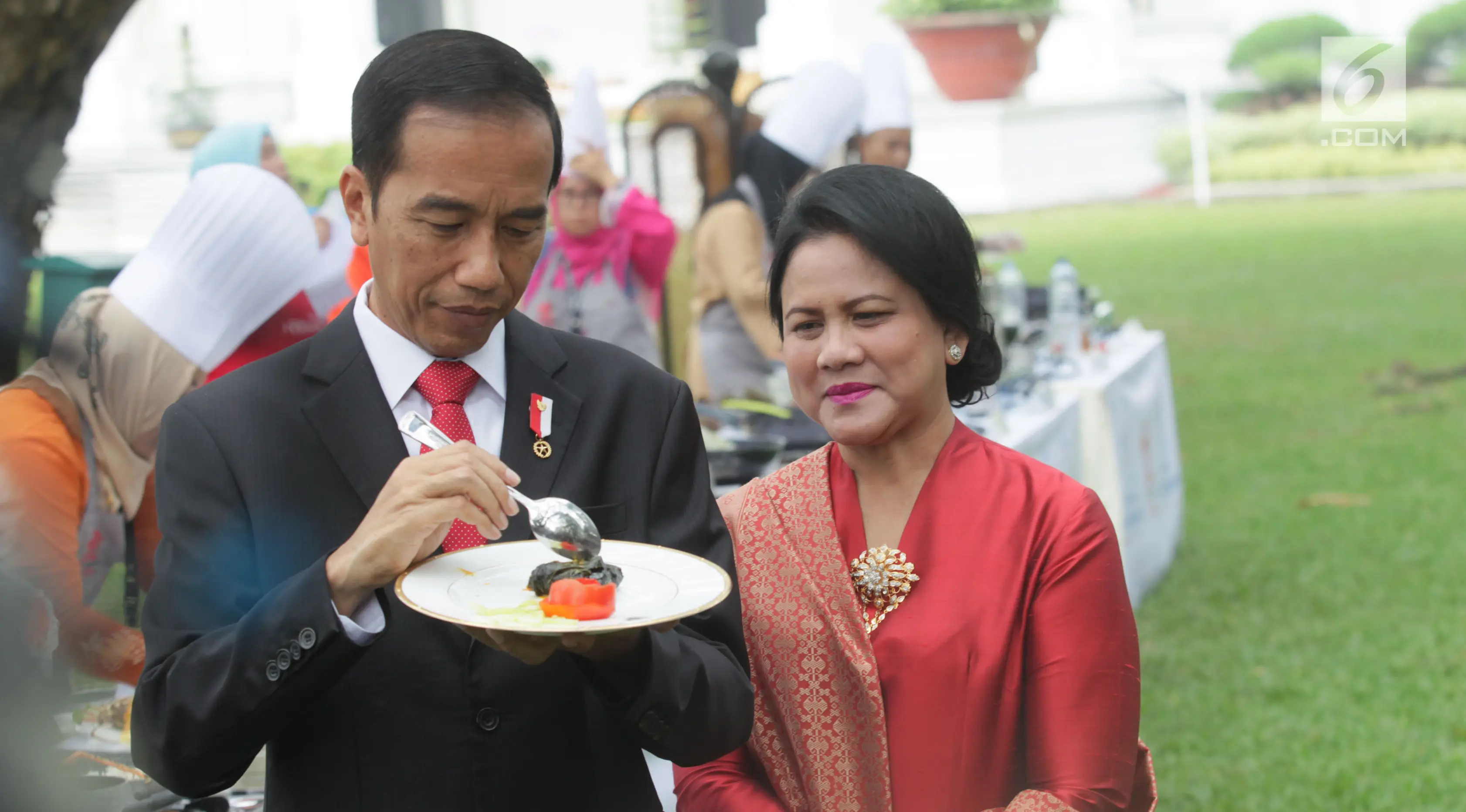 Presiden Jokowi dan Ibu Negara, Iriana Joko Widodo mencicipi masakan Pemenang Lomba Masak Ikan Nusantara 2017 di halaman Istana Kepresidenan, Jakarta, Selasa (15/8). Lomba ini dalam rangka 72 tahun Kemerdekaan Republik Indonesia. (Liputan6.com/Pool)