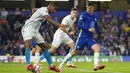 Pemain Zenit St Petersburg Wilmar Barrios (kiri) berebut bola dengan pemain Chelsea Mason Mount pada pertandingan Grup H Liga Champions di Stadion Stamford Bridge, London, Inggris, Selasa (14/9/2021). Chelsea menang 1-0. (AP Photo/Kirsty Wigglesworth)