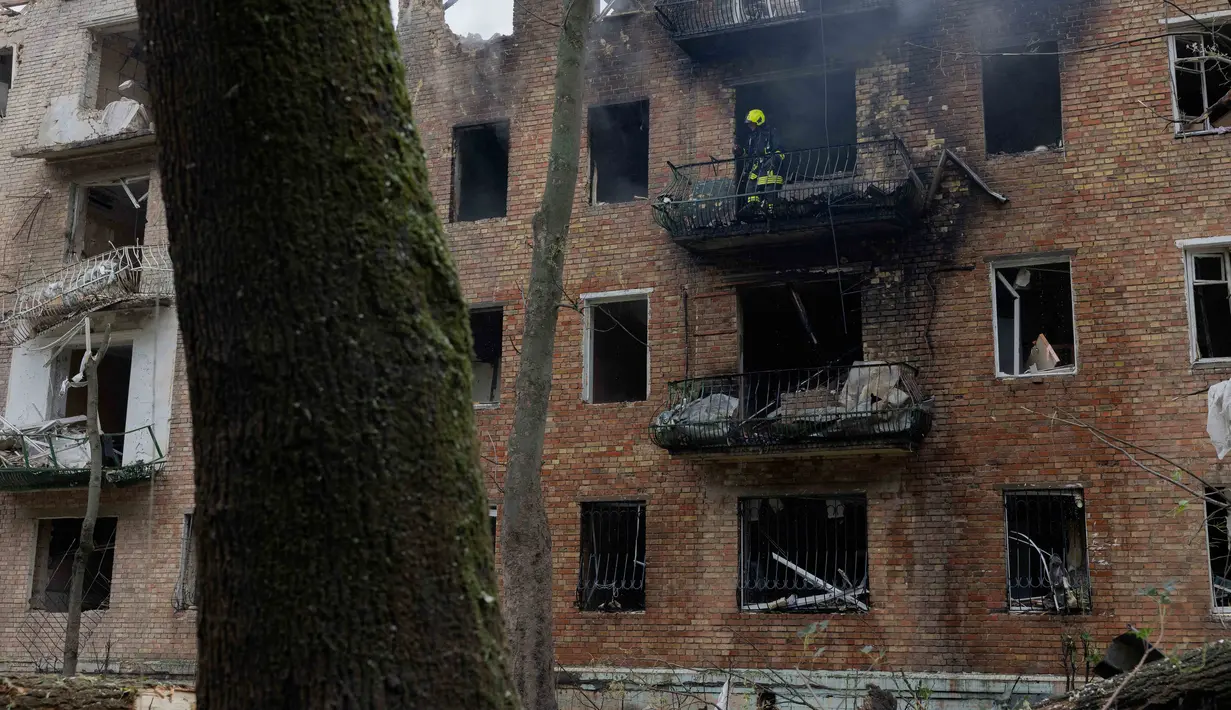Serangan udara Rusia kembali menghantam Ibukota Ukraina, Kyiv. Sedikitnya enam orang tewas dan puluhan lainnya terluka, kata para pejabat setempat pada 31 Juli 2025. (Tetiana DZHAFAROVA/AFP)