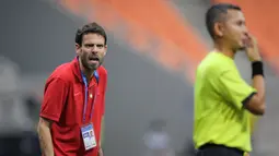 Pelatih kepala Atletico Madrid U-18, Daniel Perez melakukan protes terhadap wasit saat laga International Youth Championship 2021 melawan Barcelona U-18 di Jakarta International Stadium, Jakarta, Jumat (15/04/2022). (Bola.com/Bagaskara Lazuardi)