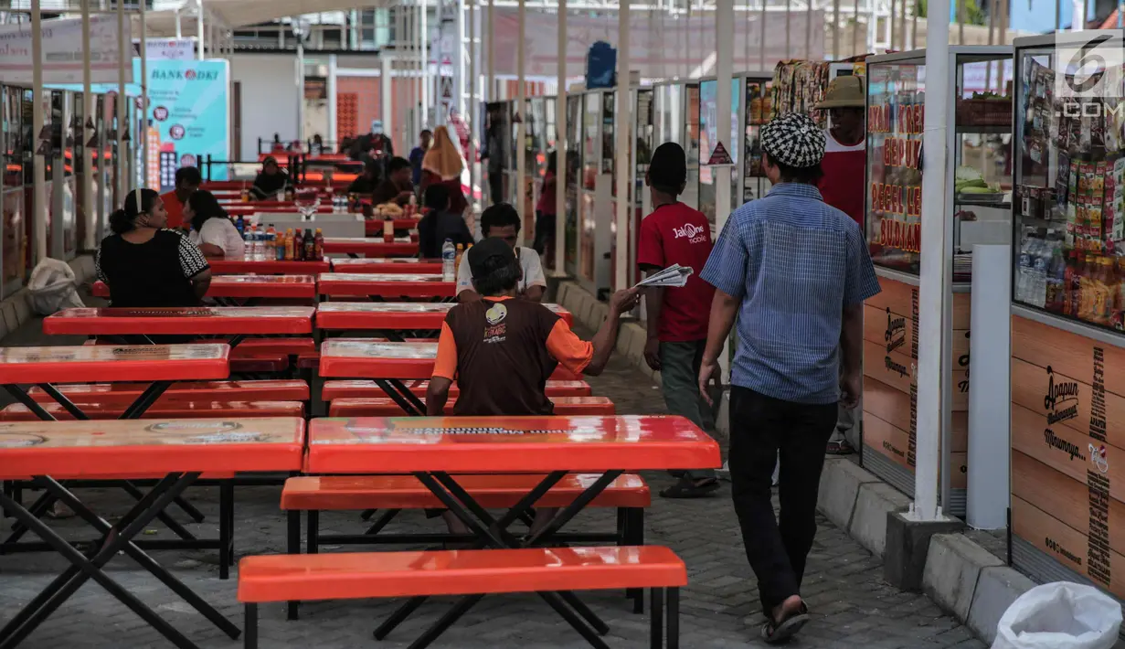 Suasana pedagang kaki lima di lokasi binaan Taman Kota Intan di Jalan Cengkeh, Jakarta, Jumat (6/10). Sebanyak 456 PKL yang sudah terdata dapat menggunakan fasilitas dan pedagang hanya perlu membayar 4.000 rupiah setiap hari. (Liputan6.com/Faizal Fanani)