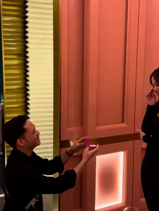 Lamaran Azriel dan Sarah (Instagram/attahalilintar)