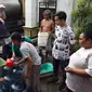 Gibran menyaksikan pemberian bantuan air bersih kepada warga di Kelurahan Kadipiro yang mengalami kekeringan, Jumat 91/11).(Liputan6.com/Fajar Abrori)