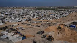 Aktivitas pekerja Mesir yang menggunakan alat berat untuk mencari jenazah para sandera di Kota Hamad, Khan Younis, di Jalur Gaza selatan, Selasa 28 Oktober 2025. Menggunakan alat berat, pekerja Mesir terus melanjutkan upaya pencarian jenazah para sandera di wilayah Gaza. (AP Photo/Abdel Kareem Hana)