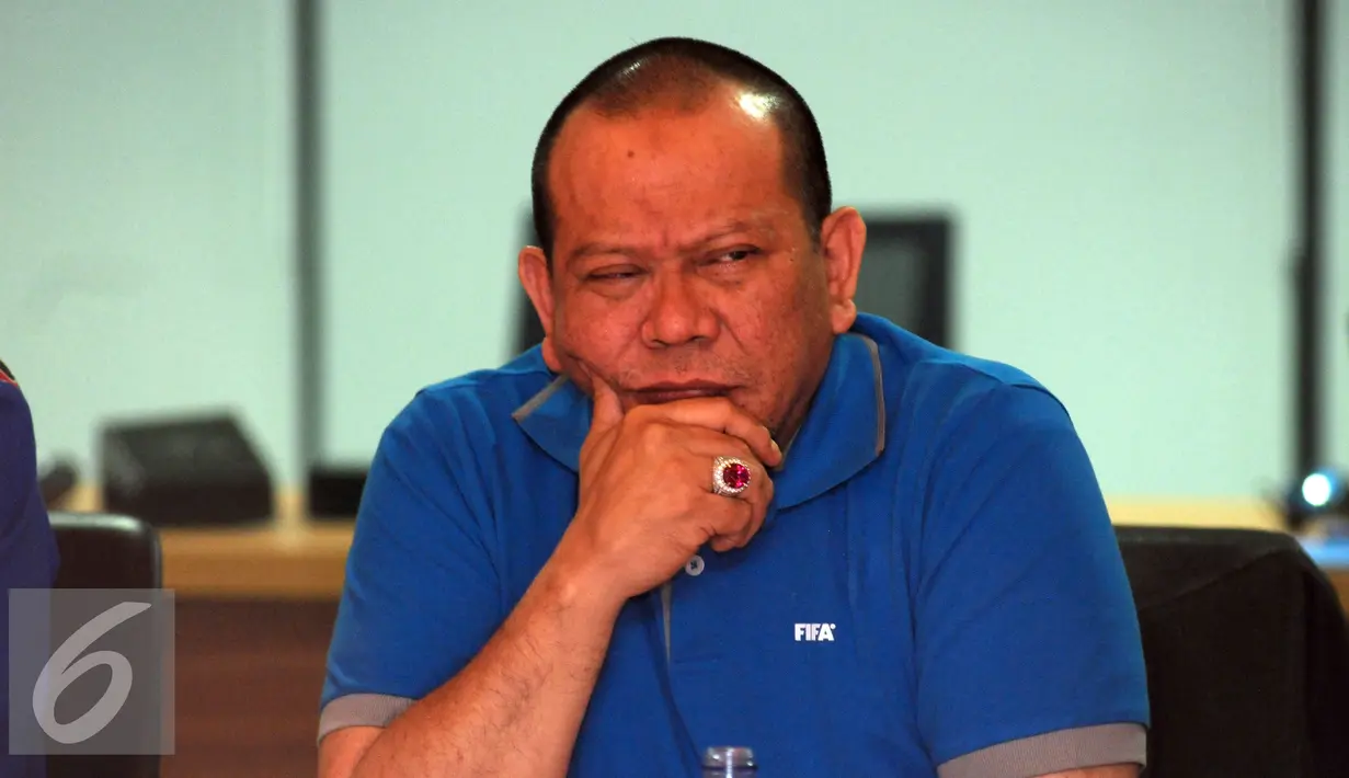 Presiden PSSI, La Nyalla Matalitti memimpin rapat Exco di kantor PSSI di Jakarta, Senin (3/8/2015). Rapat membahas perkembangan terkini tentang sepak bola Indonesia dan penetapan pelaksanaan kompetisi. (Liputan6.com/Helmi Fithriansyah)