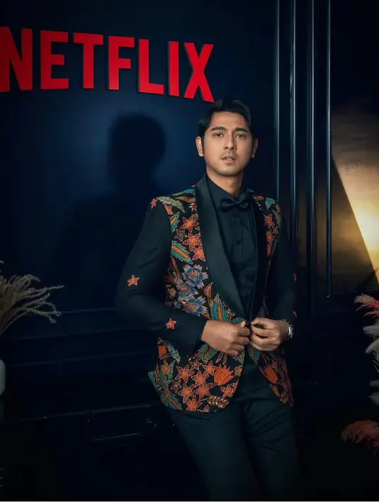 Di red carpet BIFF, Arya Saloka tampil menawan mengenakan setelan jas. Jas tersebut semakin menarik dengan motif batiknya. [@netflixid]