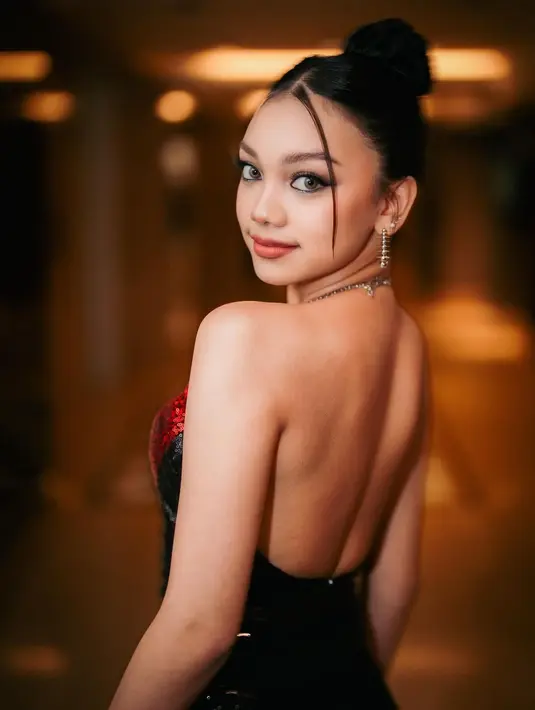 Franky Wu mengaplikasikan smokey eye bernuansa silver dan full liner agar mata lebih terdefinisi [@naura.ayu]