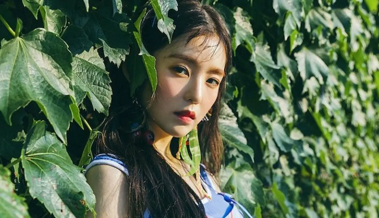 Siapa yang menyangka jika di balik wajahnya yang cantik memesona, ternyata Irene mengaku tidak pandai saat memakai makeup. Dan ia mengaku jika suka dengan gaya makeup yang sederhana. (Foto: soompi.com)