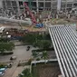 PT Jakarta Propertindo (Perseroda) atau Jakpro tengah melanjutkan pemasangan girder ke-14 dari 17 unit girder yang ditargetkan di pasang untuk ramp barat Jakarta International Stadium (JIS).