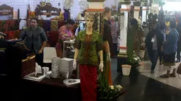 Pengunjung melihat pameran kerajinan nusantara bertajuk Kriya Nusa 2018 di JCC Jakarta, Rabu (26/9). Pameran yang diikuti lebih dari 300 stan kerajinan dan 21 stan kuliner berlangsung hingga 30 September 2018. (Liputan6.com/Angga Yuniar)