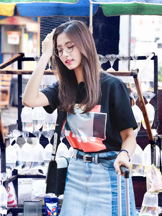 6 Editan Foto Idol K-Pop Saat Jalan-Jalan di Pasar Ini Kocak