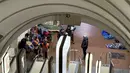 Suasana tegang menyelimuti stasiun kereta bawah tanah di tengah invasi Rusia ke Ukraina. Tampak dalam foto, orang-orang berlindung di stasiun metro saat serangan udara Rusia di Kyiv pada Selasa 25 November 2025, di tengah invasi Rusia ke Ukraina. (Yan Dobronosov/AFP)