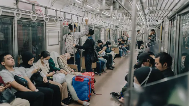 Saatnya Mengubah Waktu di Kereta Menjadi Me Time yang Tetap Produktif