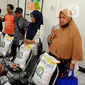 Bulog dibantu PT Pos Indonesia dalam mendistribusikan bantuan beras ke seluruh penjuru negeri. (merdeka.com/Arie Basuki)