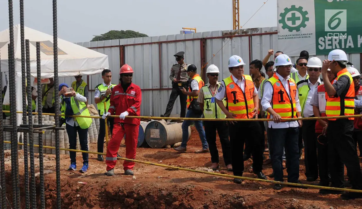 Menhub Budi Karya Sumadi didampingi Presdir Angkasa Pura Muhamad Awaludin meninjau proyek pembangunan East Connection, Project Runway atau landasan pacu, dan Apron Cargo di kawasan Bandara Soetta, Banten, Minggu (15/4). (Merdeka.com / Arie Basuki)