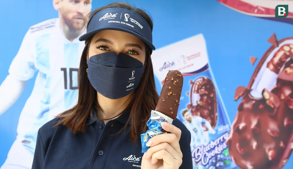 Produsen es krim, Aice mengumumkan produk terbarunya dengan berkolaborasi dengan bintang sepak bola dunia, Lionel Messi yaitu Aice Blueberry Cookies dan Aice Milk Tea Boba pada Selasa (22/11/2022). (Bola.com/Bagaskara Lazuardi)