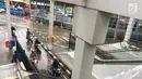 Pengendara sepeda motor menerobos masuk ke jalur bus di Terminal Manggarai, Jakarta, Senin (15/1). Untuk menghindari macet, para pemotor tersebut nekat menerobos ke jalur bus Terminal Manggarai. (Liputan6.com/Immanue Antonius)