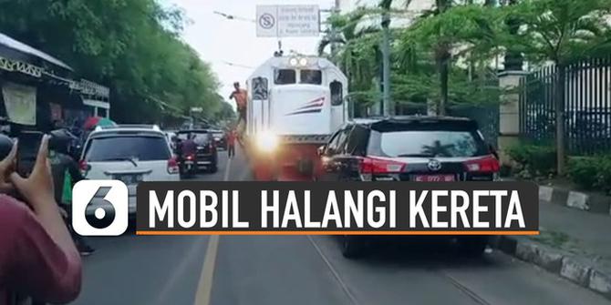 VIDEO: Viral Mobil Plat Merah Halangi Jalan Kereta Api Ternyata Kejadian lama