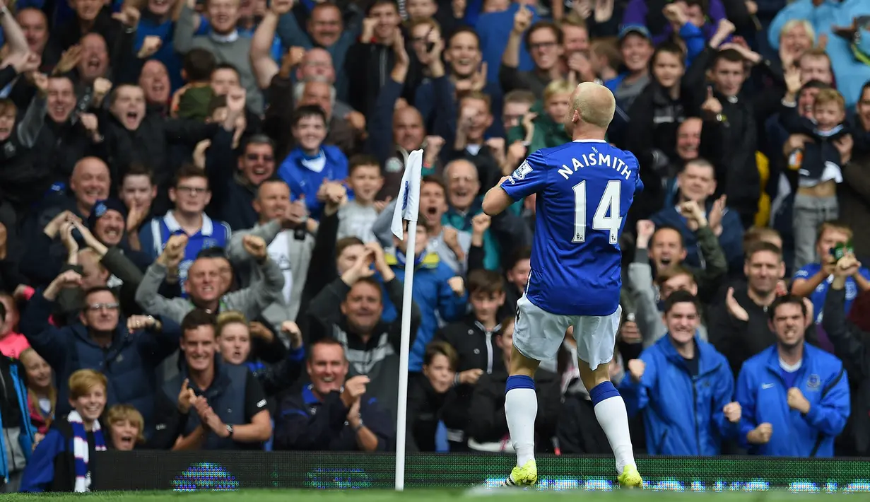 Steven Naismith. Striker berusia 35 tahun yang pensiun di Heart of Midlothian Juli 2021 ini mencetak 3 gol Everton sebagai pemain pengganti ke gawang tamunya Chelsea. Momen itu terjadi di pekan ke-5 Liga Inggris 2015/2016, (12/9/2015) dimana Everton berhasil menang 3-1. (AFP/Paul Ellis)