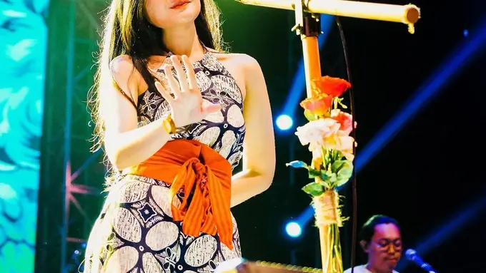 7 Potret Fanny Soegi, Pelantun 'Asmalibrasi' yang Viral di TikTok