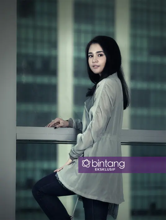 Begitu juga saat beberapa waktu lalu menjalani syuting film London Love Story di luar negeri. Ia tidak mau, kalau bundanya tidak ikut mendampinginya. (Bambang E. Ros/Bintang.com)