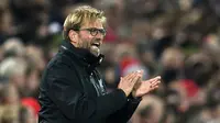 Manajer Liverpool Jurgen Klopp saat mendampingi timnya melawan Tottenham Hotspur di Anfield, Liverpool, Selasa (25/10/2016). (AFP/Oli Scarff)