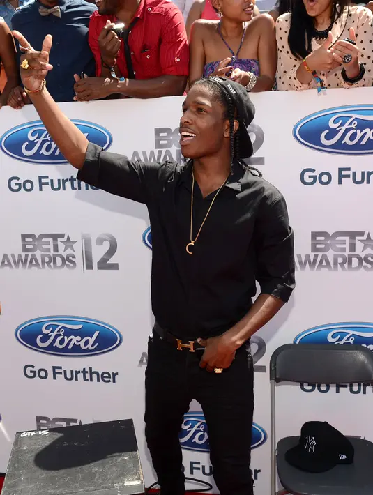 Banyak netizen yang menduga, jika pria didalam foto Kendall Jenner tersebut adalah sosok A$ap Rocky. Selain gaya nya yang keren abis, netizen juga menilai postur tubuh dan warna kulitnya persis seperti A$ap Rocky. (AFP/Bintang.com) 