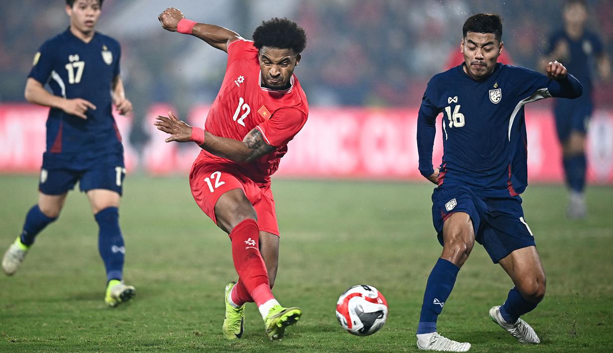 <p>Pemain naturalisasi baru Vietnam, Nguyen Xuan Son melesatkan bola ke gawang Thailand dalam laga leg pertama final Piala AFF 2024 yang berlangsung di Viet Tri Stadium, Vietnam, Selasa (02/01/2025) waktu setempat. (AFP/Nhac Nguyen)</p>