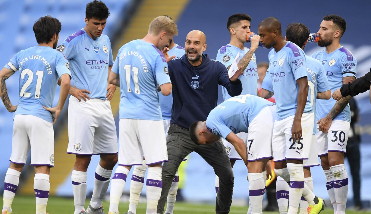 Pelatih Manchester City, Pep Guardiola, memberikan arahan kepada anak asuhnya saat melawan Burnley pada laga Premier League di Stadion Etihad, Senin (22/6/2020). Manchester City menang 5-0 atas Burnley. (AP/Shaun Botterill)