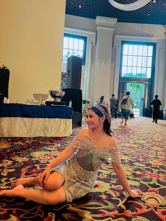 Beginilah Prilly Latuconsina yang masih enjoy berfoto ria setelah pesta pernikahan kelar. (FOTO: instagram.com/prillylatuconsina96)