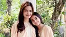 Cut Tari memiliki anak yang masuki usia remaja bernama Sydney Azkassyah Yusuf. Sydney tumbuh jadi remaja cantik seperti sang ibu. Saat ini Sydney berusia 16 tahun dan saat tampil kompak dengan Cut Tari penampilannya curi perhatian. (Liputan6.com/IG/cuttaryofficial)