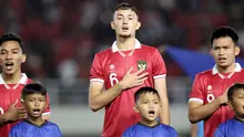 Ekspresi pemain Timnas Indonesia U-23, (dari kiri ke kanan) Arkhan Fikri, Ivar Jenner, dan Witan Sulaeman saat menyanyikan lagu kebangsaan Indonesia Raya jelang melawan Chinese Taipei U-23 dalam pertandingan Grup K Kualifikasi Piala Asia U-23 2024 di Stadion Manahan, Solo, Sabtu (9/9/2023). (Bola.com/Arief Bagus)