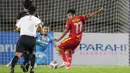 Alhasil di menit 14 Dimas Galih sukses membobol gawang Persis Solo memanfaatkan umpan dari Ahmad Maulana. Skor berubah menjadi 1-1. (Bola.com/Bagaskara Lazuardi)