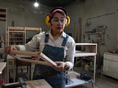 Tukang kayu Iran Sahar Biglari bekerja di bengkelnya di Teheran, Iran, 12 Maret 2023. Sahar, mantan guru matematika dan fisika di Iran telah mendobrak tabu untuk menjadi tukang kayu selebritas. (AP Photo/Vahid Salemi)