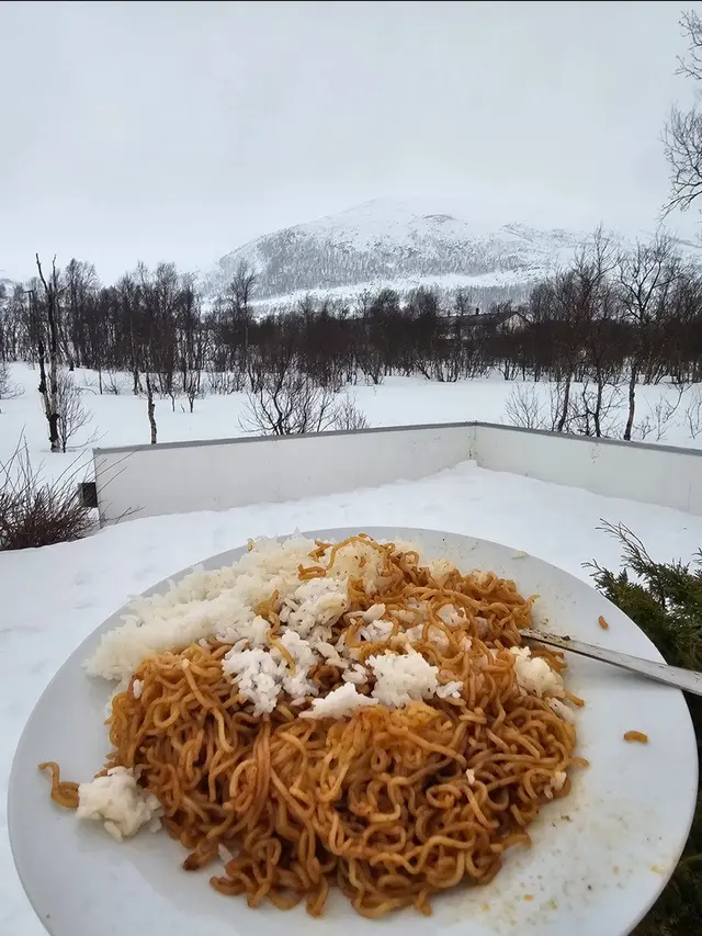 6 Potret Makan Mi 'With A View' Ini Manjakan Mata,