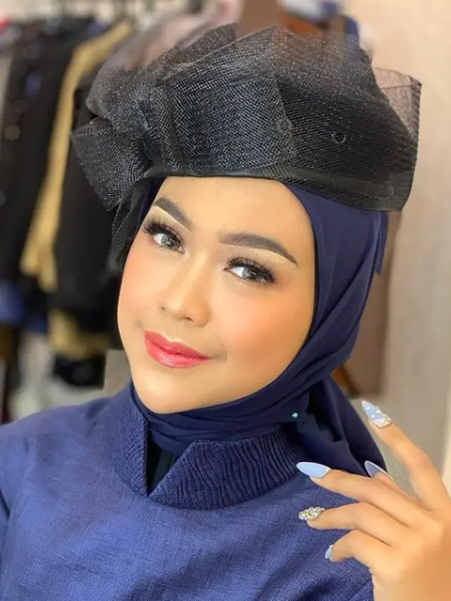 Bikin Pangling, Ini 6 Potret Gaya Ria Ricis dengan Makeup Tebal